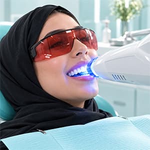 تبييض الأسنان بالليزر